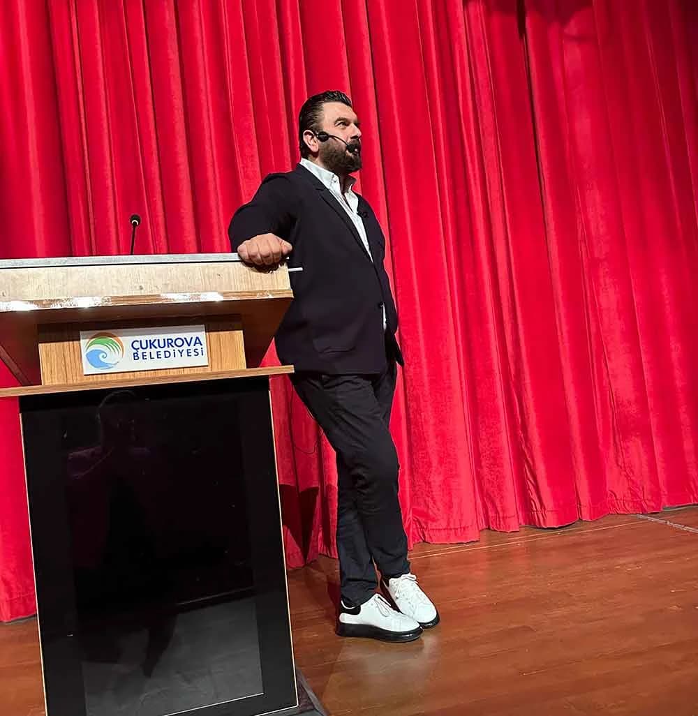 Volkan Uçak sahnede anlatım yaparken